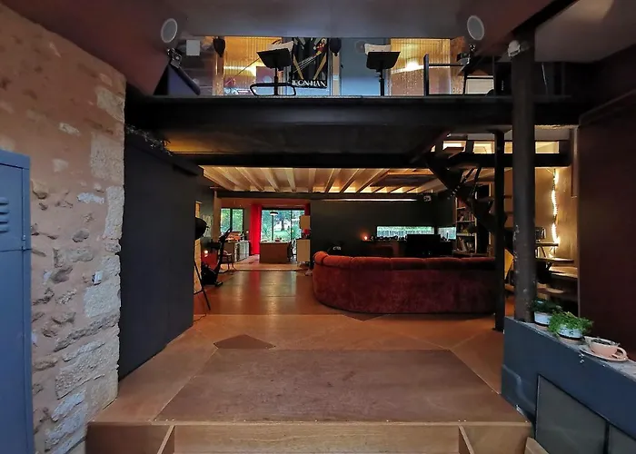 La Maison Des Forges, Ancienne Grange Charentaise Transformée En Habitation Atypique En Lisière De Forêt Pour 10 Personnes Maximum Cellefrouin