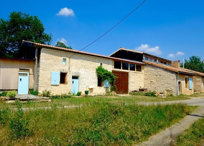 Hébergement de vacances La Maison Des Forges, Ancienne Grange Charentaise Transformée En Habitation Atypique En Lisière De Forêt Pour 10 Personnes Maximum *