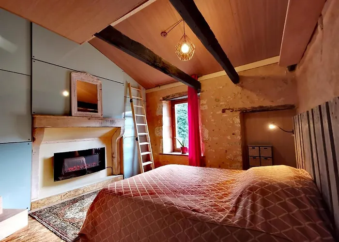 Hébergement de vacances La Maison Des Forges, Ancienne Grange Charentaise Transformée En Habitation Atypique En Lisière De Forêt Pour 10 Personnes Maximum *