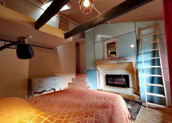 La Maison Des Forges, Ancienne Grange Charentaise Transformée En Habitation Atypique En Lisière De Forêt Pour 10 Personnes Maximum Hébergement de vacances *