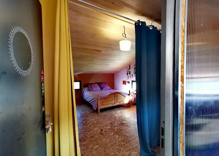 Hébergement de vacances La Maison Des Forges, Ancienne Grange Charentaise Transformée En Habitation Atypique En Lisière De Forêt Pour 10 Personnes Maximum Cellefrouin