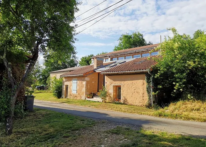 Hébergement de vacances La Maison Des Forges, Ancienne Grange Charentaise Transformée En Habitation Atypique En Lisière De Forêt Pour 10 Personnes Maximum *