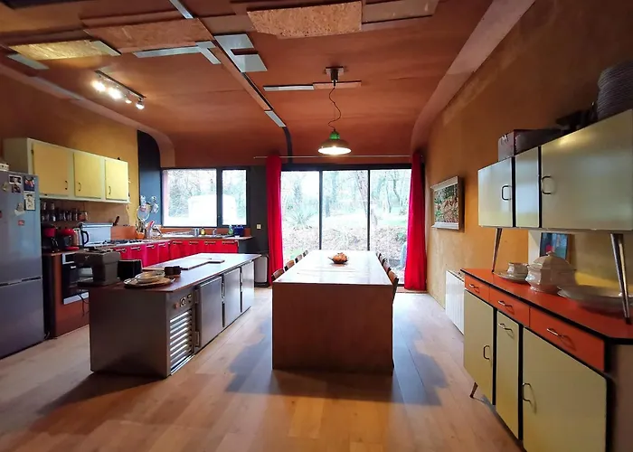 Hébergement de vacances La Maison Des Forges, Ancienne Grange Charentaise Transformée En Habitation Atypique En Lisière De Forêt Pour 10 Personnes Maximum Cellefrouin