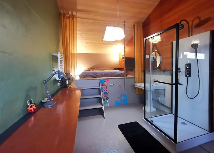 La Maison Des Forges, Ancienne Grange Charentaise Transformée En Habitation Atypique En Lisière De Forêt Pour 10 Personnes Maximum * Cellefrouin