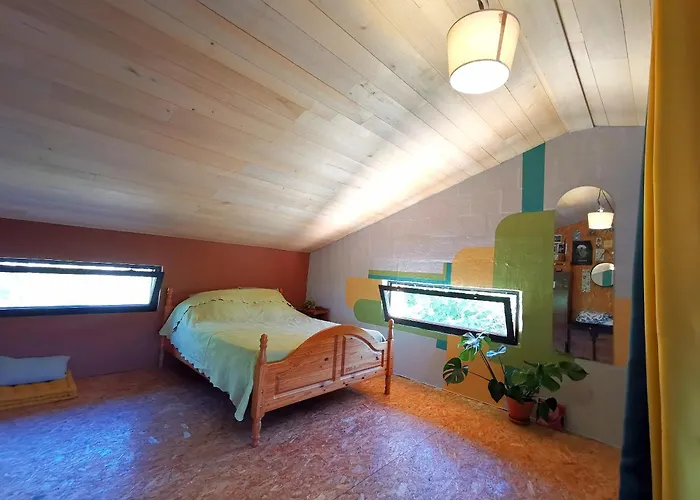 La Maison Des Forges, Ancienne Grange Charentaise Transformée En Habitation Atypique En Lisière De Forêt Pour 10 Personnes Maximum