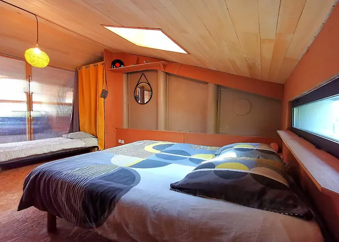 La Maison Des Forges, Ancienne Grange Charentaise Transformée En Habitation Atypique En Lisière De Forêt Pour 10 Personnes Maximum