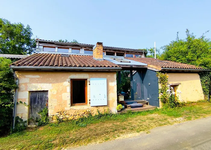 La Maison Des Forges, Ancienne Grange Charentaise Transformée En Habitation Atypique En Lisière De Forêt Pour 10 Personnes Maximum Hébergement de vacances *