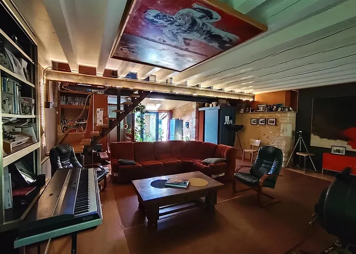 La Maison Des Forges, Ancienne Grange Charentaise Transformée En Habitation Atypique En Lisière De Forêt Pour 10 Personnes Maximum Hébergement de vacances