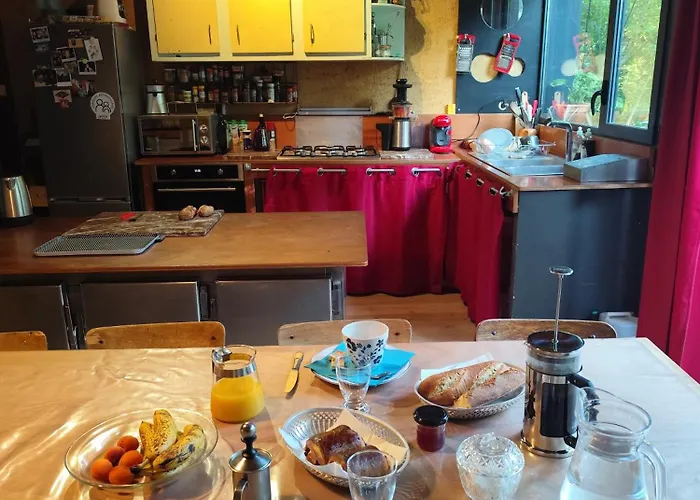 Hébergement de vacances La Maison Des Forges, Ancienne Grange Charentaise Transformée En Habitation Atypique En Lisière De Forêt Pour 10 Personnes Maximum *